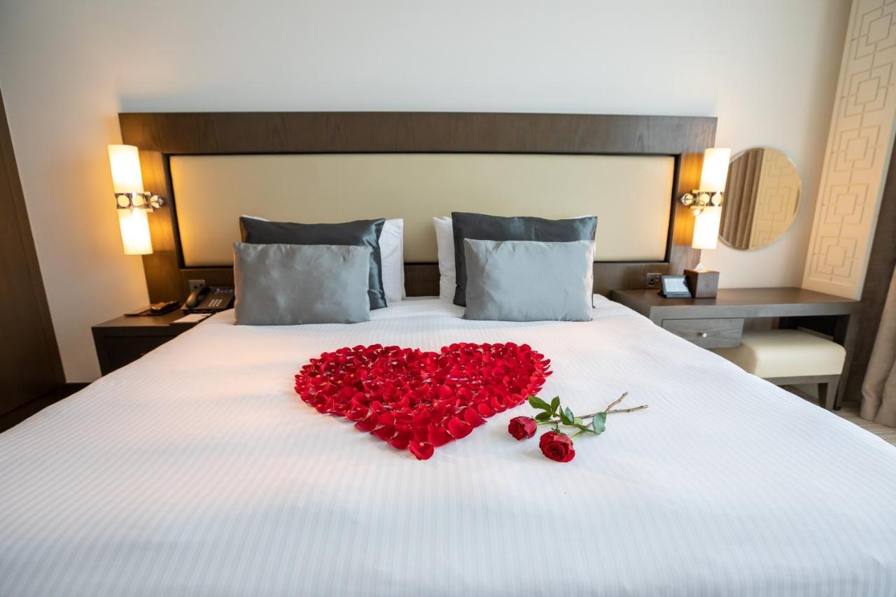 Royal M Hotel Fujairah By Gewan Экстерьер фото A heart made of rose petals